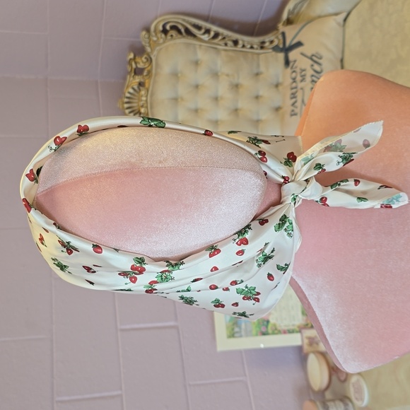 NWOT Lacemade Rare Strawberry Handkerchief OS White - Picture 4 of 7